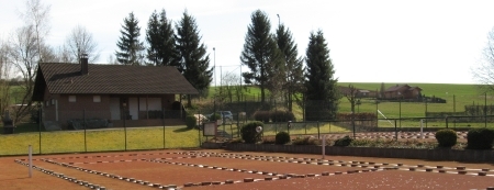 Unser Tennisplatz 400 m Luftlinie entfernt